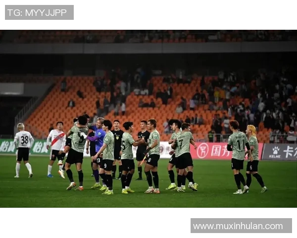 足球明星激烈争吵引发广告热潮引发球迷热议与关注